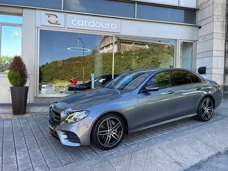 Cinzento cinzento, preto Usado 2019 Mercedes E220 Sedan | € 33.900 (Preço justo) - Imagem 1/4