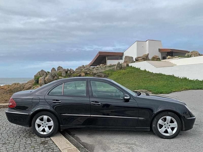 Preto Usado 2003 Mercedes E220 | € 9.990 (Preço justo) - Imagem 1/4