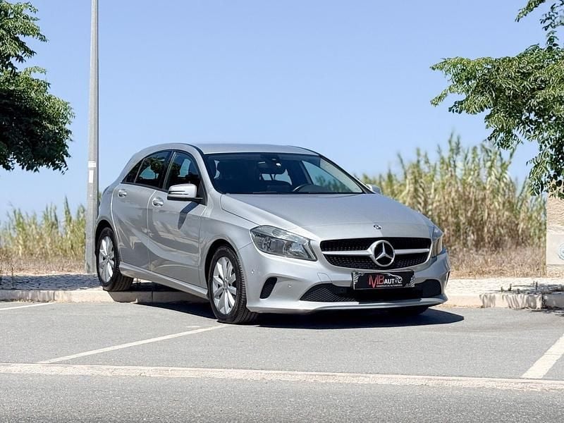 Cinza Usado 2016 Mercedes A180 Urban | € 17.900 (Preço justo) - Imagem 1/4