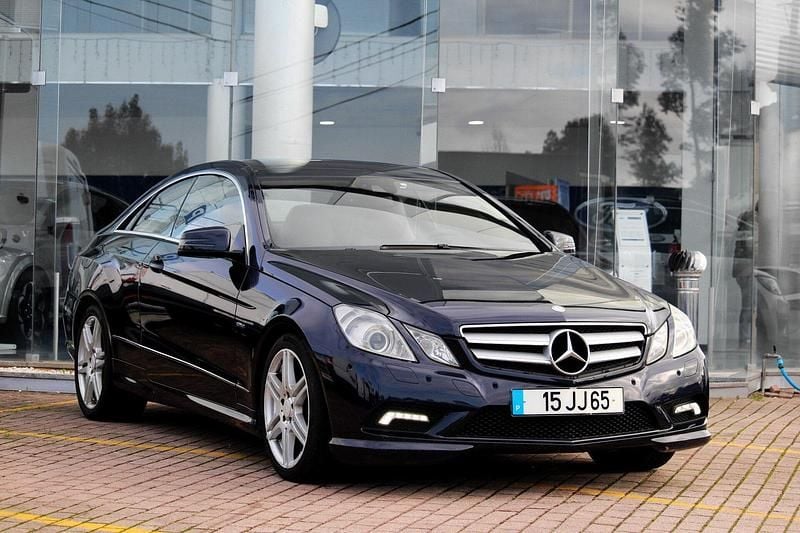 Azul Usado 2010 Mercedes E250 Coupé | € 14.990 - Imagem 1/4