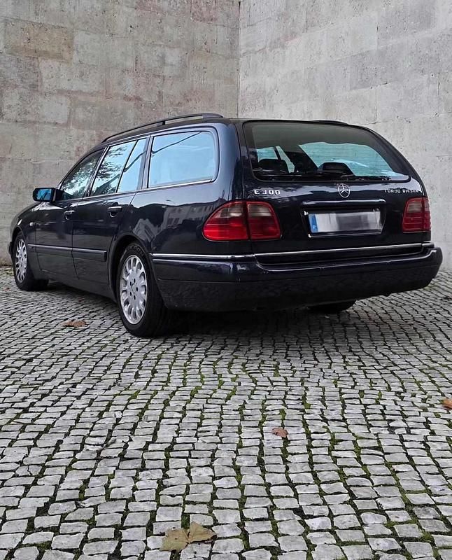 Usado Mercedes E300 177 HP (130 kW) 1999 Azul Carrinha