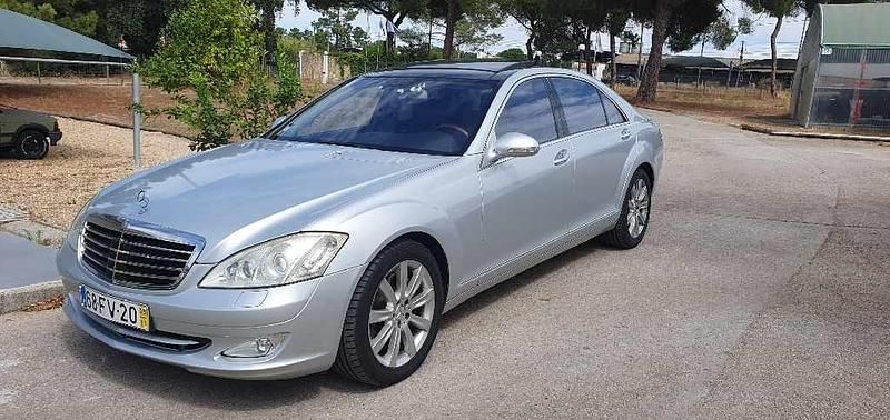 Cinzento Usado 2008 Mercedes S500 Sedan | € 19.800 - Imagem 1/4
