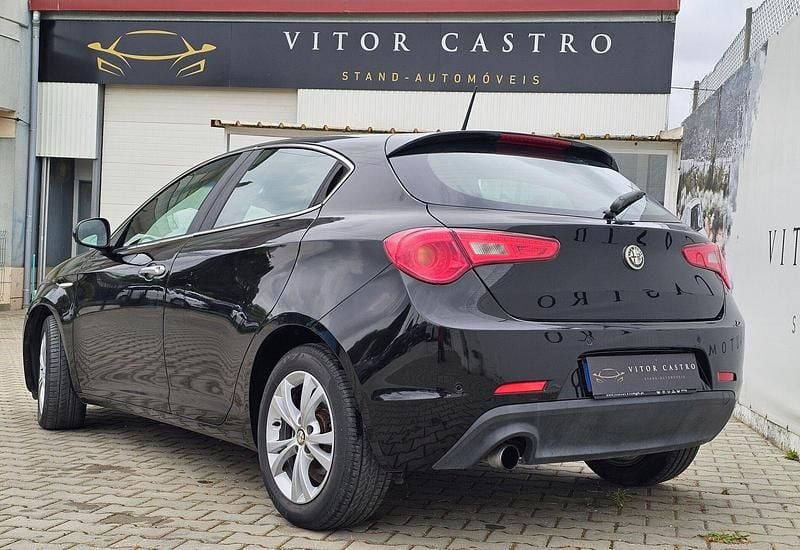 Usado Alfa Romeo Giulietta Distinctive 105 HP (77 kW) 2012 Preto Citadino