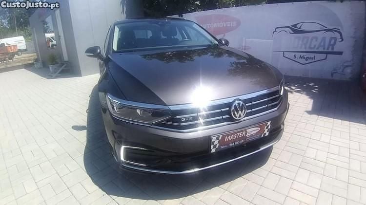 Cinza Usado 2020 VW Passat GTE Sedan | € 23.750 (Preço justo) - Imagem 1/1