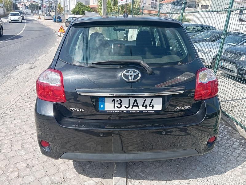 Usado Toyota Auris 101 HP (74 kW) 2010 Preto Citadino