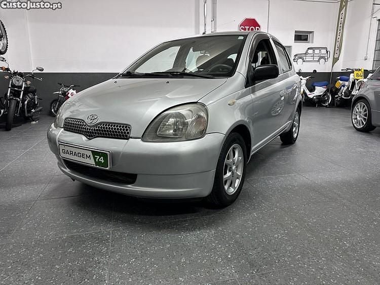 Cinza Usado 2001 Toyota Yaris Citadino | € 3.500 (Preço justo) - Imagem 1/1