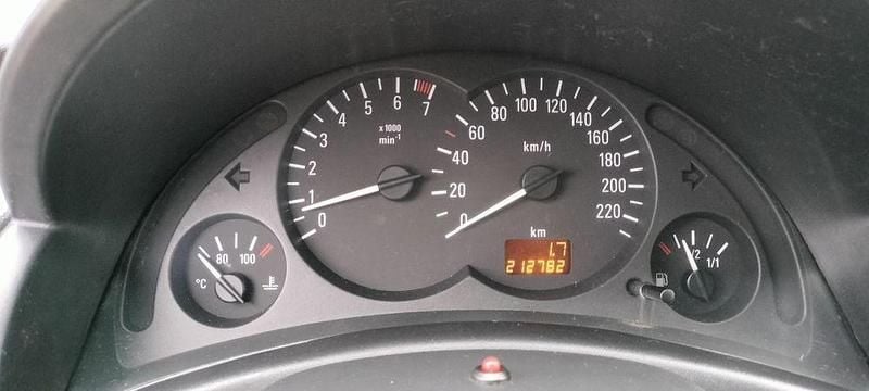 Usado Opel Corsa Comfort 75 HP (55 kW) 2002 Citadino