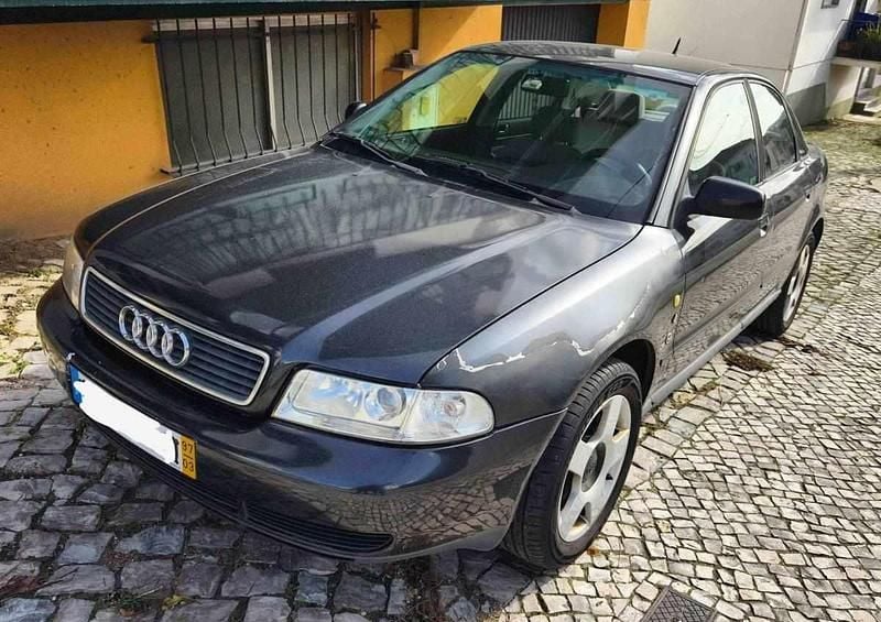 Cinzento Usado 2001 Audi A4 Sedan | € 2.300 (Preço justo) - Imagem 1/4