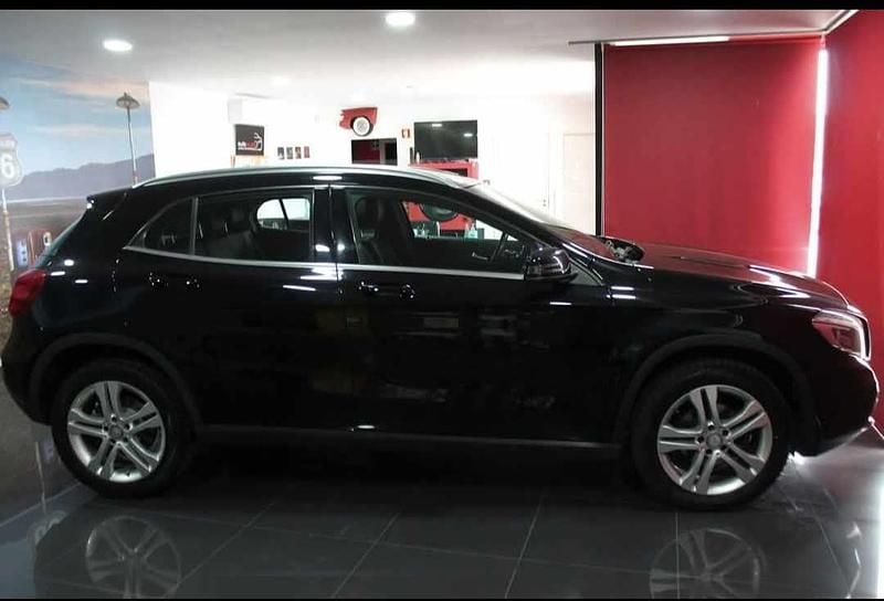 Preto Usado 2016 Mercedes GLA220 SUV | € 27.000 - Imagem 1/4
