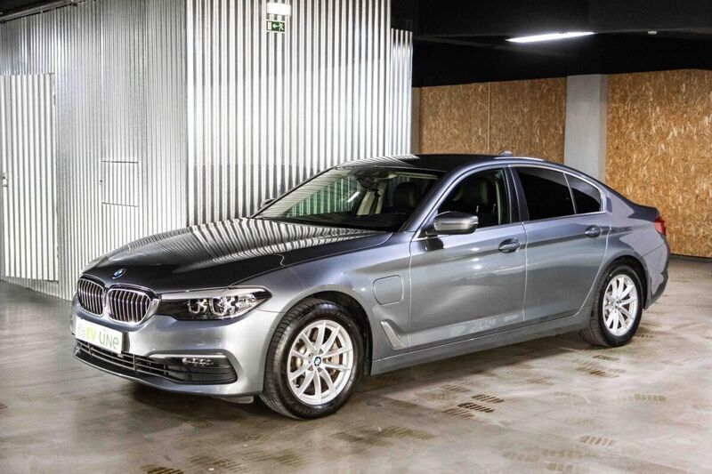 Cinza Usado 2020 BMW 530 iPerformance Sedan | € 29.990 - Imagem 1/4