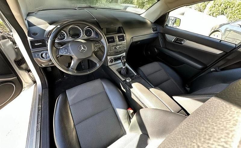 Usado Mercedes C180 150 HP (110 kW) 2009 Sedan