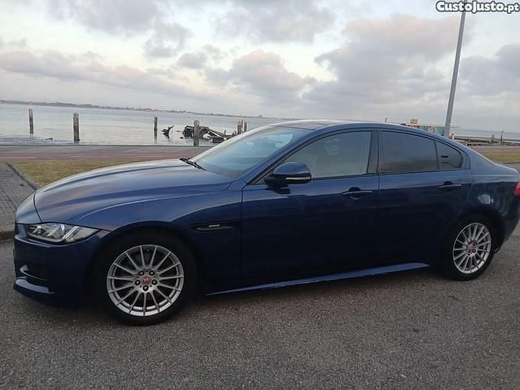 Azul Usado 2015 Jaguar XE R-Sport Sedan | € 14.250 (Preço justo) - Imagem 1/1