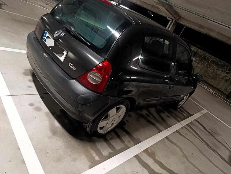Usado Renault Clio II 65 HP (47 kW) 2004 Preto Citadino