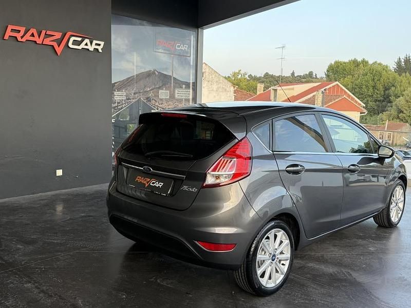 Usado Ford Fiesta Trend 80 HP (58 kW) 2016 Cinzento Citadino