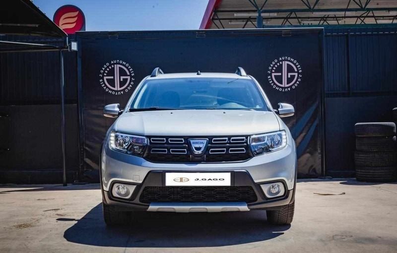 Cinzento Usado 2019 Dacia Sandero Stepway Citadino | € 15.500 (Caro) - Imagem 1/4