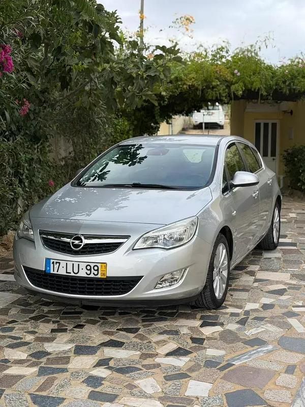 Usado Opel Astra 100 HP (73 kW) 2011 Cinzento