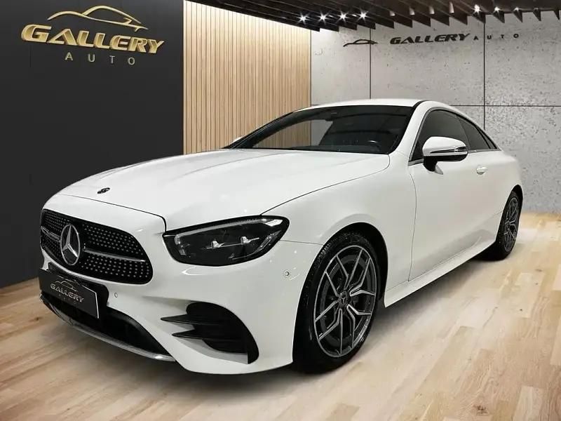 Branco Usado 2020 Mercedes E220 AMG line Coupé | € 48.800 (Preço justo) - Imagem 1/4