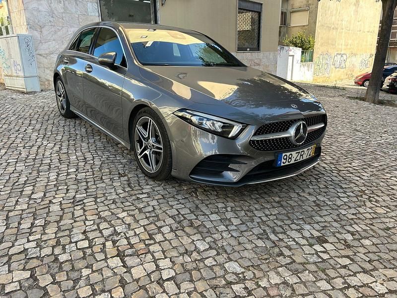 Cinza Usado 2020 Mercedes A180 AMG line | € 24.800 (Preço elevado) - Imagem 1/4