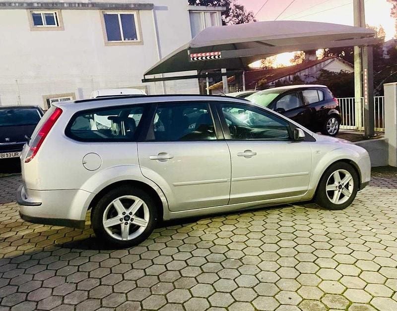Usado Ford Focus 109 HP (80 kW) 2007 Cinzento Carrinha