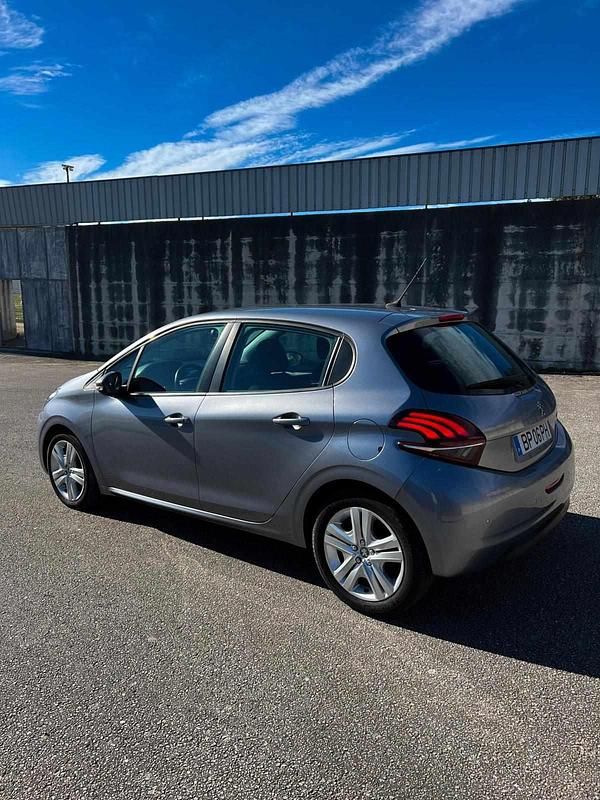 Cinzento Usado 2017 Peugeot 208 Citadino | € 10.300 (Preço justo) - Imagem 1/4