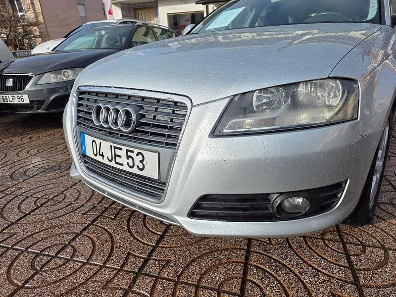 Cinza Usado 2010 Audi A3 Attraction Citadino | € 7.990 (Bom preço) - Imagem 1/4