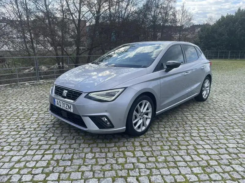 Usado Seat Ibiza FR 110 HP (80 kW) 2022 Cinza prata Citadino