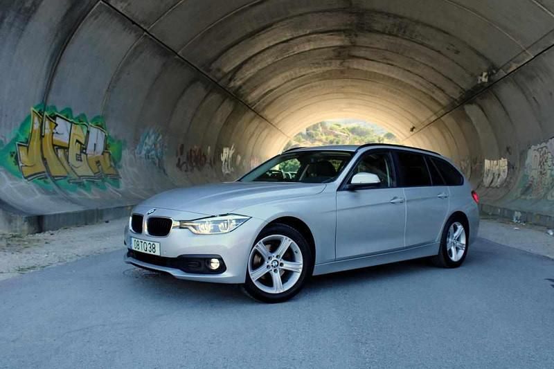 Cinzento Usado 2017 BMW 318 Carrinha | € 20.990 (Preço justo) - Imagem 1/4