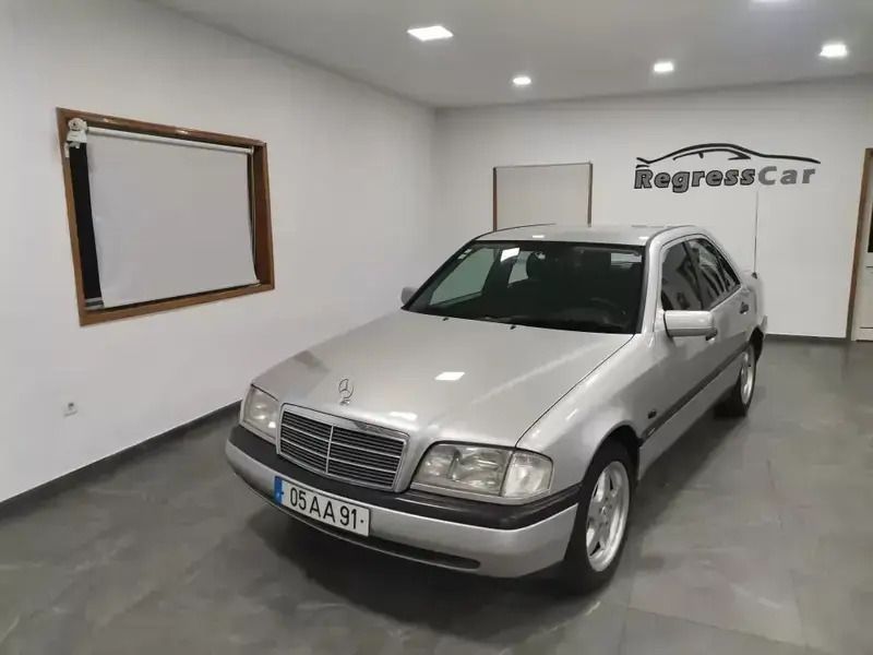 Cinzento Usado 1996 Mercedes 220 Sedan | € 3.990 - Imagem 1/4