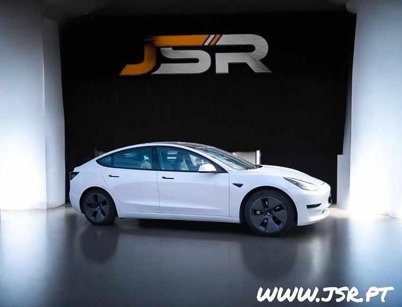 Branco Usado 2021 Tesla Model 3 Standard Range Plus Sedan | € 25.890 (Preço justo) - Imagem 1/4