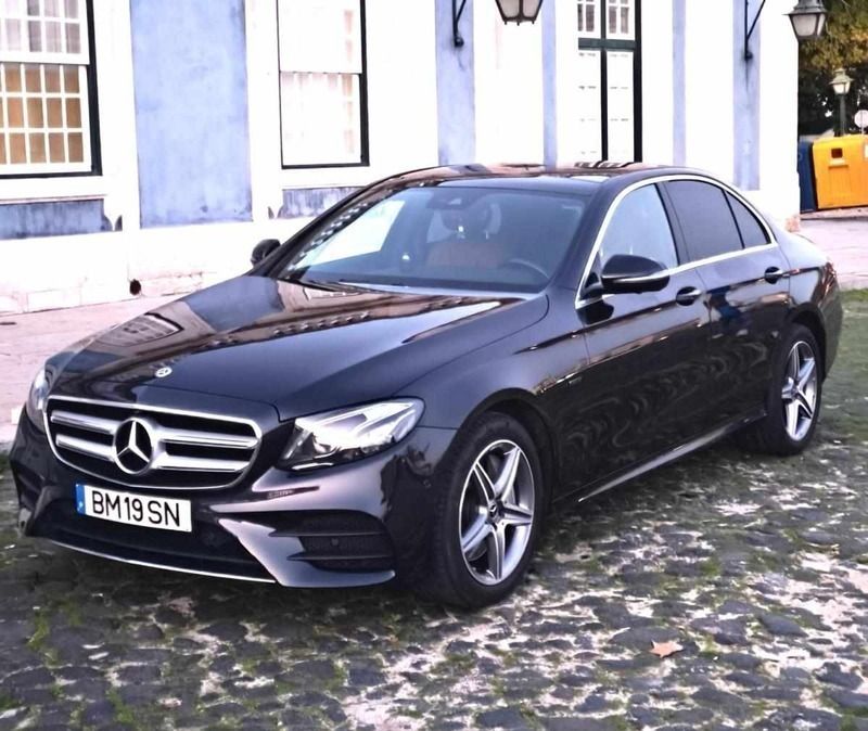 Preto Usado 2020 Mercedes E300 Sedan | € 36.999 - Imagem 1/4