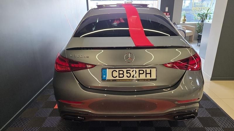 Usado Mercedes C300e AMG line 313 HP (230 kW) 2025 Cinza Sedan