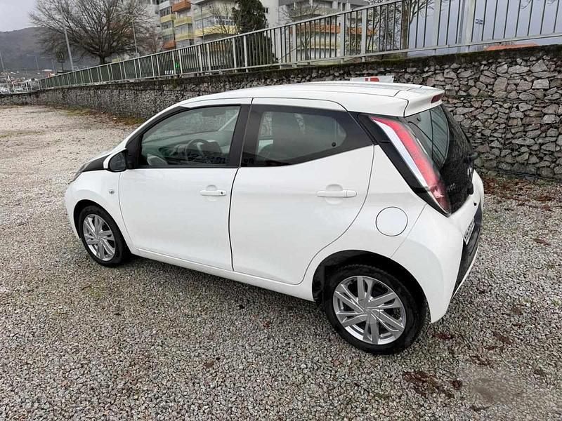 Usado Toyota Aygo X-play 69 HP (50 kW) 2017 Branco Citadino
