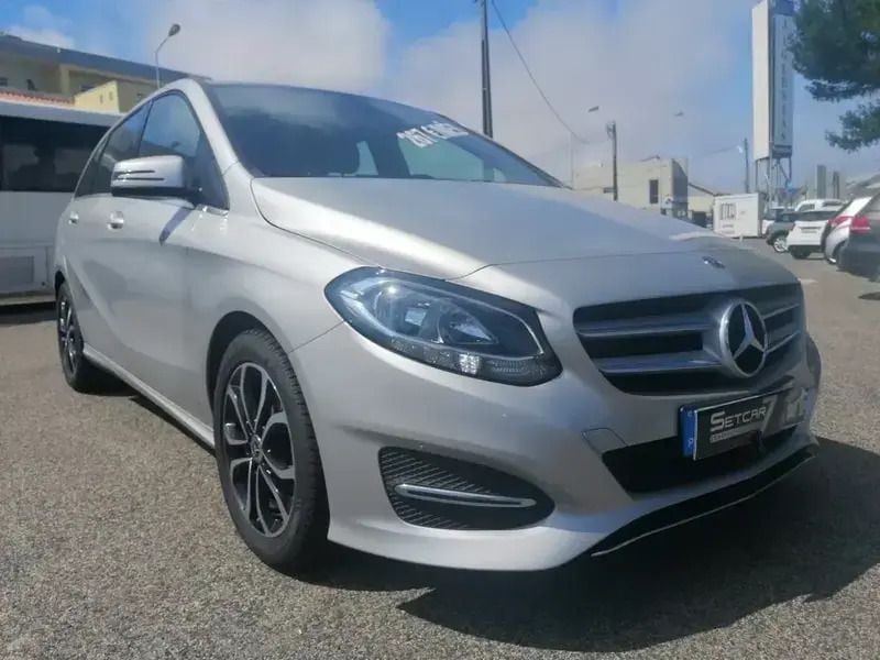Usado Mercedes B180 Style 109 HP (80 kW) 2017 Outra Monovolume