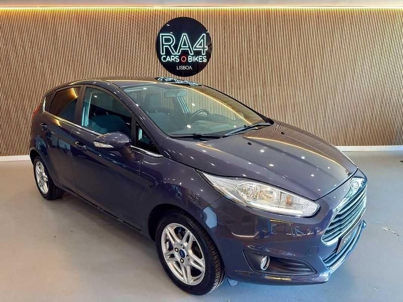 Cinza Usado 2014 Ford Fiesta Trend Citadino | € 8.750 (Preço justo) - Imagem 1/4