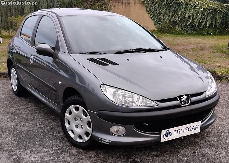 Cinza Usado 2009 Peugeot 206 Citadino | € 6.750 (Preço justo) - Imagem 1/1