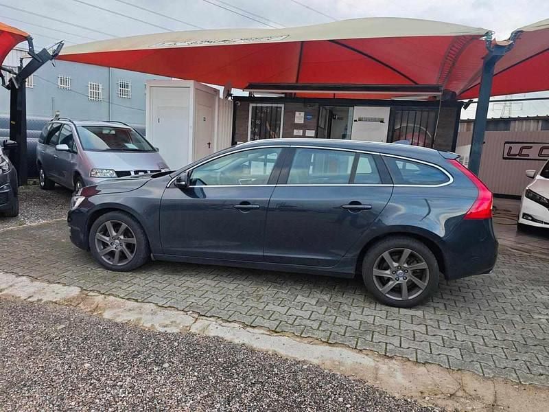 Usado Volvo V60 Summum 181 HP (133 kW) 2014 Preto Carrinha