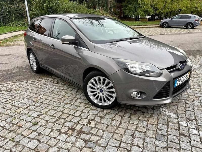 Cinzento Usado 2013 Ford Focus Sedan | € 7.250 (Bom preço) - Imagem 1/4