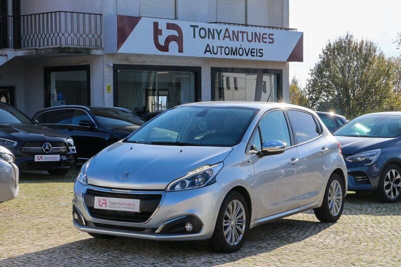 Cinzento Usado 2016 Peugeot 208 Style Citadino | € 13.500 (Caro) - Imagem 1/4