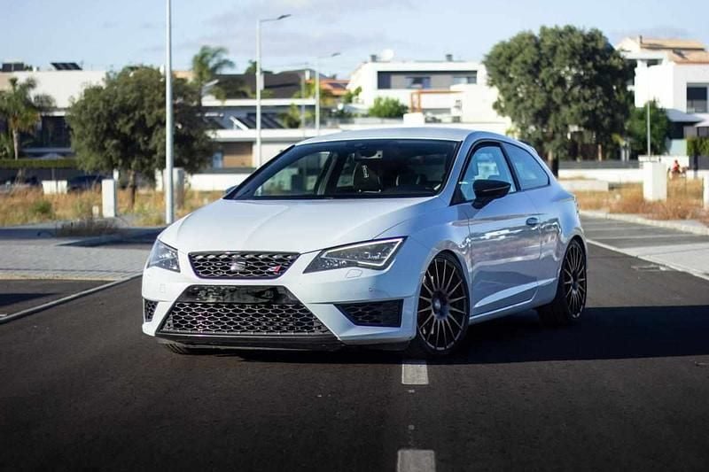 Cinzento Usado 2014 Cupra Leon Citadino | € 21.490 (Preço justo) - Imagem 1/4