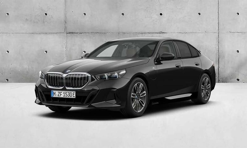 Preto sapphire metalizada Novo 2025 BMW 530e Comfort Edition Sedan | € 79.320 (Preço justo) - Imagem 1/4