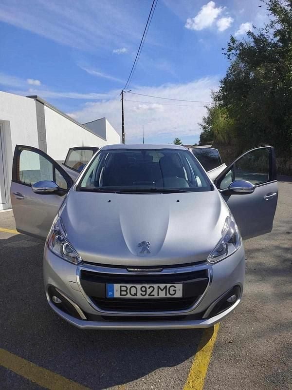 Cinzento Usado 2017 Peugeot 208 Citadino | € 9.200 (Preço justo) - Imagem 1/4