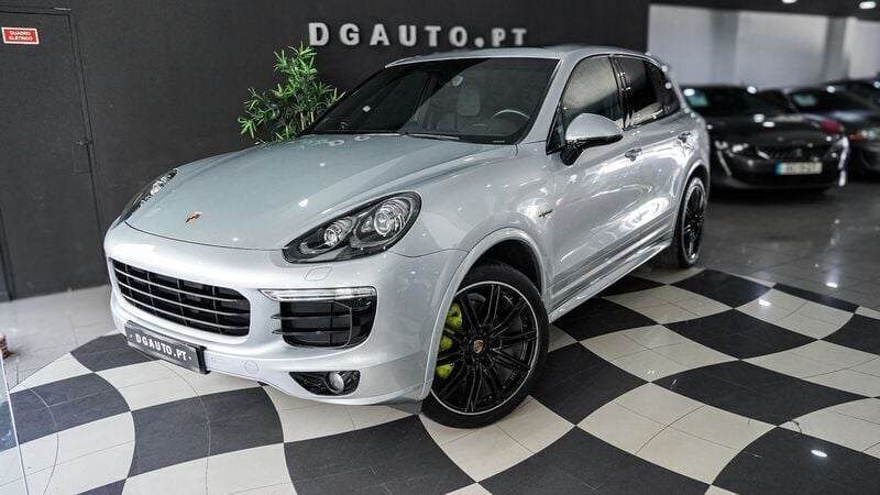 Cinzento Usado 2017 Porsche Cayenne S E-Hybrid Platinum Edition SUV | € 49.990 (Preço elevado) - Imagem 1/4