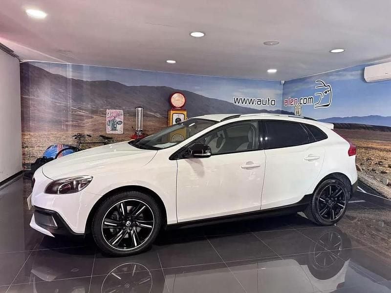Branco Usado 2015 Volvo V40 Momentum Citadino | € 13.750 (Preço justo) - Imagem 1/4