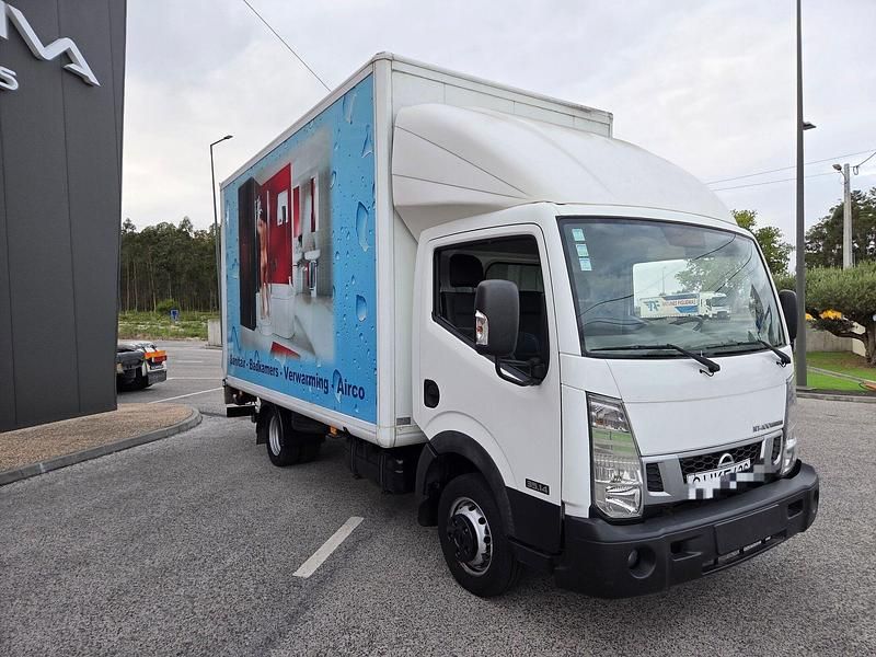 Usado Nissan Cabstar 140 HP (102 kW) 2015 Branco Pickup