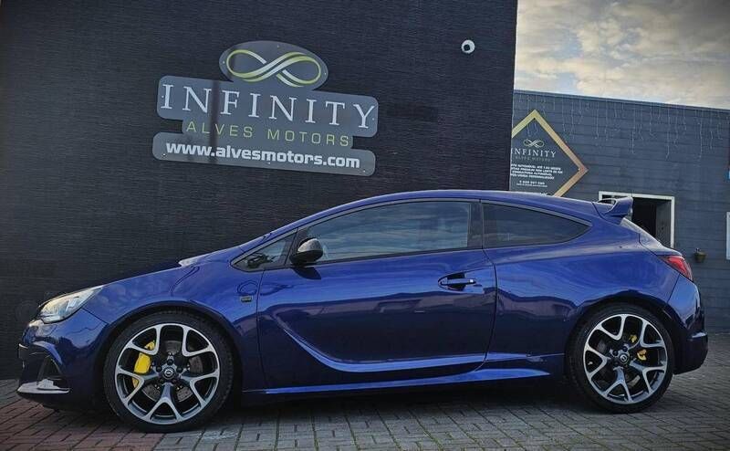 Azul Usado 2013 Opel Astra GTC Citadino | € 26.900 - Imagem 1/4