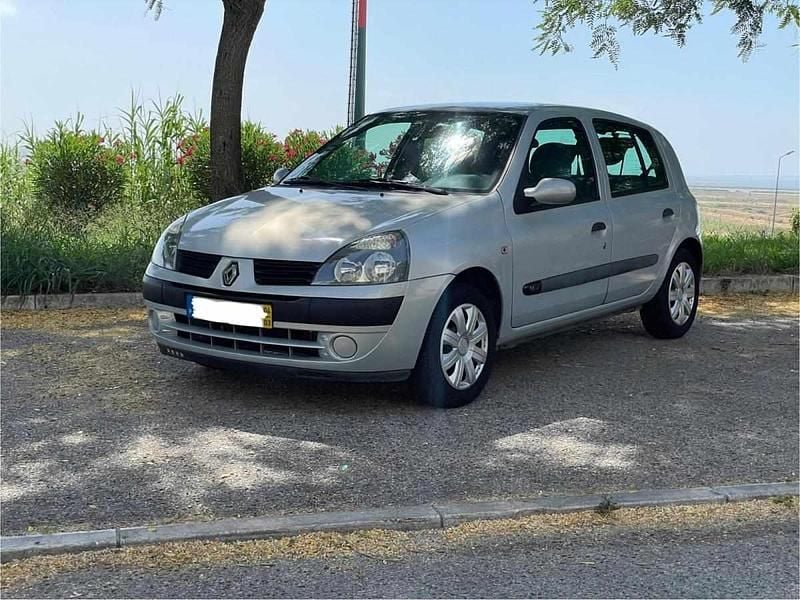 Cinzento Usado 2004 Renault Clio II Citadino | € 3.200 (Preço justo) - Imagem 1/4