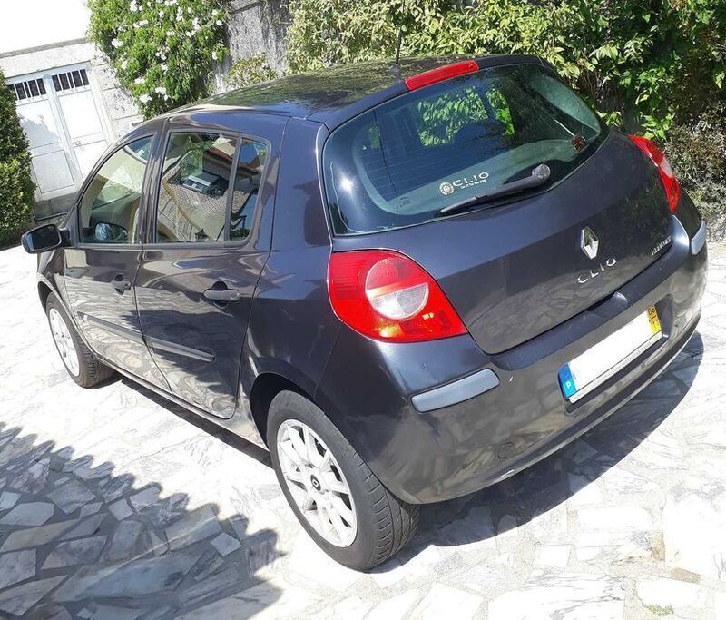 Usado Renault Clio III Dynamique 70 HP (51 kW) 2006 Sedan