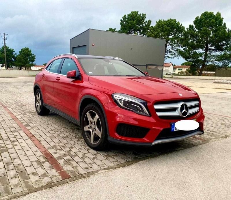 Vermelho Usado 2015 Mercedes GLA220 SUV | € 19.750 - Imagem 1/4