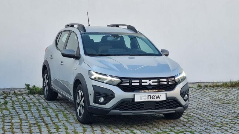 Cinza Usado 2023 Dacia Sandero Expression Citadino | € 17.450 (Preço justo) - Imagem 1/4