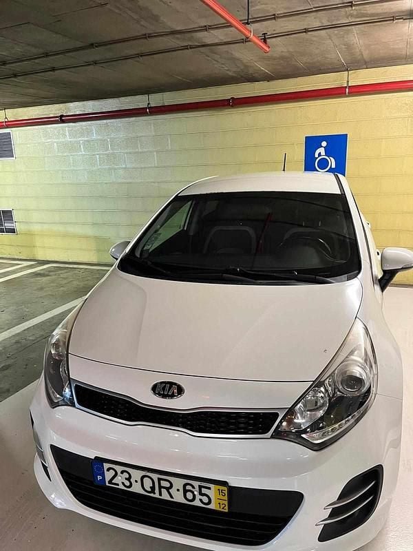 Branco Usado 2015 Kia Rio Sedan | € 6.500 (Preço justo) - Imagem 1/4